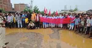 बदहाल मार्ग को लेकर फूटा लोगो का गुस्सा, कई बार लगया गुहार, अब ग्रामीणों और छात्रों ने किया चक्काजाम