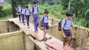 पैरी नदी उफान पर, 20 फीट ऊंचे मौत के पुल पर मासूम!, 5 साल से अधूरा पुल, जान जोखिम में स्कूल जा रहे बच्चे, प्रशासन कब जागेगा?innocent children are on a 20-foot-high bridge of death!