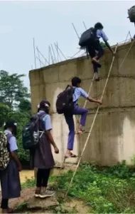 पैरी नदी उफान पर, 20 फीट ऊंचे मौत के पुल पर मासूम!, 5 साल से अधूरा पुल, जान जोखिम में स्कूल जा रहे बच्चे, प्रशासन कब जागेगा?innocent children are on a 20-foot-high bridge of death!
