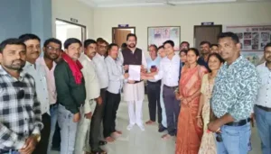TET के विरोध में शिक्षकों ने उठाई आवाज, विधायक ने मुख्यमंत्री-शिक्षामंत्री व प्रधानमंत्री तक मुद्दा पहुंचाने का दिया आश्वासन खैरागढ़। शिक्षकों के लिए अनिवार्य किए जा रहे शिक्षक पात्रता परीक्षा (TET) को लेकर छत्तीसगढ़ सहायक शिक्षक समग्र शिक्षक फेडरेशन, जिला खैरागढ़-छुईखदान-गंडई (KCG) ने विरोध दर्ज कराया है। संगठन के पदाधिकारियों और सैकड़ों शिक्षकों ने बरसते मौसम के बीच खैरागढ़ विधायक श्रीमती यशोदा नीलांबर वर्मा, भाजपा जिलाध्यक्ष बिसेसर दास साहू एवं जिला पंचायत उपाध्यक्ष विक्रांत सिंह से मुलाकात कर TET से जुड़ी विसंगतियों और शिक्षकों की समस्याओं से अवगत कराया। फेडरेशन का कहना है कि वर्षों से शासकीय सेवा में कार्यरत शिक्षकों को अब TET की अनिवार्यता के दायरे में लाना उनके अनुभव और सेवाकाल पर सवाल खड़ा करने जैसा है। संगठन ने सवाल उठाया कि जिन शिक्षकों ने पिछले 20-30 वर्षों से विद्यालयों में सेवाएं देते हुए विद्यार्थियों को शिक्षित किया है, क्या उनकी योग्यता और शिक्षण गुणवत्ता को अब तक स्वीकार नहीं किया गया? फेडरेशन पदाधिकारियों ने TET की अनिवार्यता से उत्पन्न होने वाली समस्याओं को लेकर जनप्रतिनिधियों के सामने अपना पक्ष रखा और इस व्यवस्था में आवश्यक संशोधन अथवा विसंगतियों के निराकरण की मांग की। संगठन के अनुसार, खैरागढ़ विधायक यशोदा नीलांबर वर्मा ने शिक्षकों की बातों को गंभीरता से सुना और इस मुद्दे को मुख्यमंत्री, शिक्षामंत्री तथा प्रधानमंत्री तक पत्राचार के माध्यम से पहुंचाने का आश्वासन दिया। भाजपा जिलाध्यक्ष बिसेसर दास साहू और जिला पंचायत उपाध्यक्ष विक्रांत सिंह ने भी शिक्षकों की समस्याओं को समझते हुए संगठन के प्रतिनिधियों से चर्चा की। फेडरेशन ने कहा कि बारिश के बावजूद बड़ी संख्या में शिक्षकों की उपस्थिति यह दर्शाती है कि TET के मुद्दे को लेकर शिक्षक गंभीर हैं और अपने अधिकारों एवं सेवा हितों के लिए एकजुट होकर आवाज उठा रहे हैं। इस दौरान फेडरेशन के जिलाध्यक्ष रामलाल साहू, छुईखदान ब्लॉक अध्यक्ष टीकाराम देशमुख, खैरागढ़ ब्लॉक अध्यक्ष दुर्गेश कुमार सोनी सहित जिला एवं ब्लॉक पदाधिकारी और बड़ी संख्या में शिक्षक मौजूद रहे।