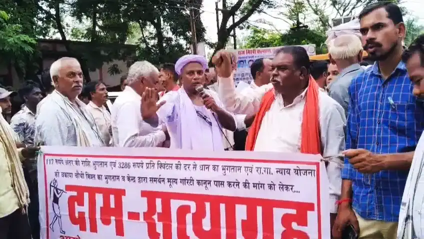 Farmers' Union submitted a खैरागढ़ को सूखाग्रस्त घोषित करने, 24 घंटे बिजली और देवास मॉडल लागू करने की मांग को लेकर किसान संघ ने दिया ज्ञापन memorandum demanding declaration of Khairagarh aखैरागढ़ को सूखाग्रस्त घोषित करने, 24 घंटे बिजली और देवास मॉडल लागू करने की मांग को लेकर किसान संघ ने दिया ज्ञापन 