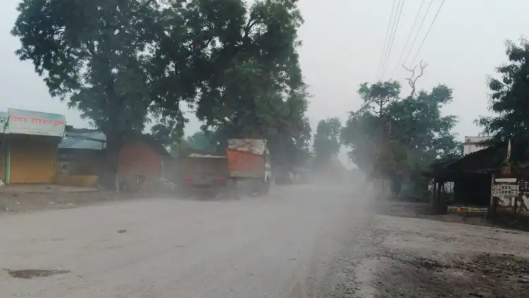 90 crore road, dust clouds rising, villagers warn of road blockade 90 करोड़ की सड़क, उड़ रहे धूल के गुबार, ग्रामीणों ने दी चक्काजाम की चेतावनी