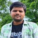 कपड़े सुखाने के तार ने ली 30 वर्षीय युवक की जान, पत्नी भी आई करंट की चपेट में कपड़े सुखाने के तार ने ली 30 वर्षीय युवक की जान, पत्नी भी आई करंट की चपेट में बारिश के कारण तार में उतरा था करंट, सास ने डंडे से अलग कर बहू की बचाई जान; सात माह के बेटे के सिर से उठा पिता का साया खैरागढ़. जालबांधा चौकी क्षेत्र के ग्राम बघमर्रा में करंट की चपेट में आने से 30 वर्षीय युवक की मौत हो गई। हादसे के बाद गांव में मातम पसरा हुआ है। मृतक की पहचान लीलाधर वर्मा, पिता संतू वर्मा के रूप में बताई जा रही है। जानकारी के अनुसार लीलाधर नहाने के बाद घर में कपड़े सुखाने के लिए लगाए गए तार पर कपड़े डाल रहा था। इसी दौरान बारिश के कारण तार में कहीं से करंट प्रवाहित हो रहा था, जिसकी चपेट में आने से वह गंभीर रूप से झुलस गया। पति को बचाने पहुंची पत्नी भी आई करंट की चपेट में घटना के दौरान लीलाधर की पत्नी भी करंट की चपेट में आ गई। स्थिति को देखते हुए उसकी सास ने डंडे की मदद से बहू को तार से अलग किया, जिससे उसकी जान बच सकी। हालांकि करंट की चपेट में आने से लीलाधर की मौके पर ही मौत हो गई। घटना की जानकारी मिलते ही गांव में लोगों की भीड़ जुट गई और परिवार में चीख-पुकार मच गई। तीन-चार साल पहले हुई थी शादी, सात माह का है बेटा बताया जा रहा है कि लीलाधर वर्मा की शादी करीब तीन-चार साल पहले हुई थी। दंपती का एक सात माह का बेटा है। पिता की असमय मौत के बाद मासूम के सिर से पिता का साया उठ गया। परिवार के लिए यह हादसा गहरा सदमा बनकर सामने आया है। घटना के बाद परिजनों का रो-रोकर बुरा हाल है।