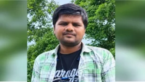 कपड़े सुखाने के तार ने ली 30 वर्षीय युवक की जान, पत्नी भी आई करंट की चपेट में
कपड़े सुखाने के तार ने ली 30 वर्षीय युवक की जान, पत्नी भी आई करंट की चपेट में
बारिश के कारण तार में उतरा था करंट, सास ने डंडे से अलग कर बहू की बचाई जान; सात माह के बेटे के सिर से उठा पिता का साया

खैरागढ़. जालबांधा चौकी क्षेत्र के ग्राम बघमर्रा में करंट की चपेट में आने से 30 वर्षीय युवक की मौत हो गई। हादसे के बाद गांव में मातम पसरा हुआ है। मृतक की पहचान लीलाधर वर्मा, पिता संतू वर्मा के रूप में बताई जा रही है। जानकारी के अनुसार लीलाधर नहाने के बाद घर में कपड़े सुखाने के लिए लगाए गए तार पर कपड़े डाल रहा था। इसी दौरान बारिश के कारण तार में कहीं से करंट प्रवाहित हो रहा था, जिसकी चपेट में आने से वह गंभीर रूप से झुलस गया।

पति को बचाने पहुंची पत्नी भी आई करंट की चपेट में

घटना के दौरान लीलाधर की पत्नी भी करंट की चपेट में आ गई। स्थिति को देखते हुए उसकी सास ने डंडे की मदद से बहू को तार से अलग किया, जिससे उसकी जान बच सकी। हालांकि करंट की चपेट में आने से लीलाधर की मौके पर ही मौत हो गई। घटना की जानकारी मिलते ही गांव में लोगों की भीड़ जुट गई और परिवार में चीख-पुकार मच गई।

तीन-चार साल पहले हुई थी शादी, सात माह का है बेटा

बताया जा रहा है कि लीलाधर वर्मा की शादी करीब तीन-चार साल पहले हुई थी। दंपती का एक सात माह का बेटा है। पिता की असमय मौत के बाद मासूम के सिर से पिता का साया उठ गया। परिवार के लिए यह हादसा गहरा सदमा बनकर सामने आया है। घटना के बाद परिजनों का रो-रोकर बुरा हाल है।

