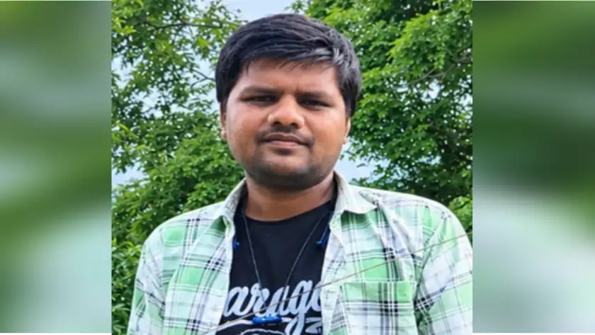 कपड़े सुखाने के तार ने ली 30 वर्षीय युवक की जान, पत्नी भी आई करंट की चपेट में कपड़े सुखाने के तार ने ली 30 वर्षीय युवक की जान, पत्नी भी आई करंट की चपेट में बारिश के कारण तार में उतरा था करंट, सास ने डंडे से अलग कर बहू की बचाई जान; सात माह के बेटे के सिर से उठा पिता का साया खैरागढ़. जालबांधा चौकी क्षेत्र के ग्राम बघमर्रा में करंट की चपेट में आने से 30 वर्षीय युवक की मौत हो गई। हादसे के बाद गांव में मातम पसरा हुआ है। मृतक की पहचान लीलाधर वर्मा, पिता संतू वर्मा के रूप में बताई जा रही है। जानकारी के अनुसार लीलाधर नहाने के बाद घर में कपड़े सुखाने के लिए लगाए गए तार पर कपड़े डाल रहा था। इसी दौरान बारिश के कारण तार में कहीं से करंट प्रवाहित हो रहा था, जिसकी चपेट में आने से वह गंभीर रूप से झुलस गया। पति को बचाने पहुंची पत्नी भी आई करंट की चपेट में घटना के दौरान लीलाधर की पत्नी भी करंट की चपेट में आ गई। स्थिति को देखते हुए उसकी सास ने डंडे की मदद से बहू को तार से अलग किया, जिससे उसकी जान बच सकी। हालांकि करंट की चपेट में आने से लीलाधर की मौके पर ही मौत हो गई। घटना की जानकारी मिलते ही गांव में लोगों की भीड़ जुट गई और परिवार में चीख-पुकार मच गई। तीन-चार साल पहले हुई थी शादी, सात माह का है बेटा बताया जा रहा है कि लीलाधर वर्मा की शादी करीब तीन-चार साल पहले हुई थी। दंपती का एक सात माह का बेटा है। पिता की असमय मौत के बाद मासूम के सिर से पिता का साया उठ गया। परिवार के लिए यह हादसा गहरा सदमा बनकर सामने आया है। घटना के बाद परिजनों का रो-रोकर बुरा हाल है।