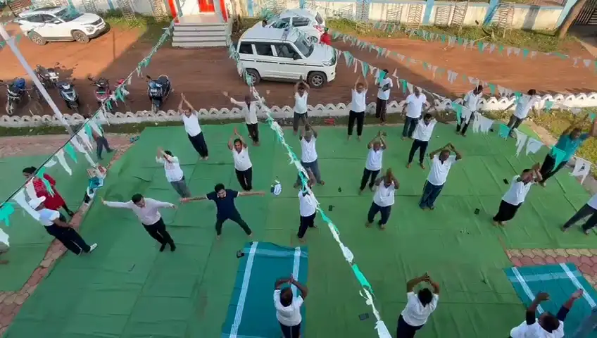 District level yoga camp at CHC Chhuikhadan on World Heart Day विश्व हृदय दिवस पर CHC छुईखदान में जिला स्तरीय योग शिविर, स्वस्थ हृदय के लिए योग अपनाने का संदेश