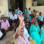तय समय पर पेशी न होने से परेशान किसानों का फूटा गुस्सा, पूर्व विधायक के नेतृत्व मे बैठ गये धरणे पर  