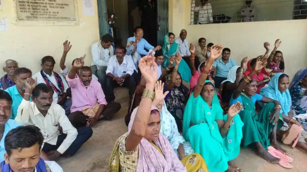 तय समय पर पेशी न होने से परेशान किसानों का फूटा गुस्सा, पूर्व विधायक के नेतृत्व मे बैठ गये धरणे पर  