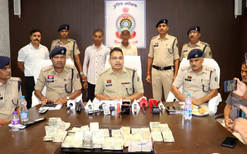 ​₹12.5 लाख की बड़ी चोरी: सलाखों के पीछे पहुँची बाप-बेटे की 'क्राइम जोड़ी'