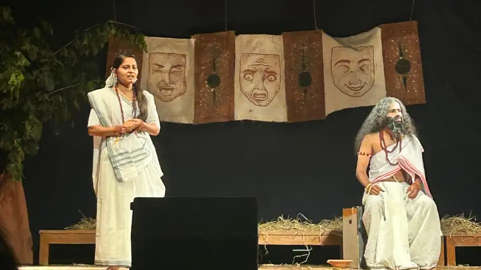 मंच पर गूंजा एकलव्य का दर्द: IKSVV में 'एक और द्रोणाचार्य' ने दर्शकों को झकझोरा, पूछा- प्रतिभा का हक कौन छीन रहा?