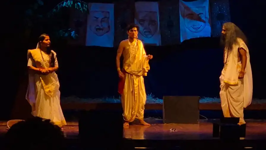 मंच पर गूंजा एकलव्य का दर्द: IKSVV में 'एक और द्रोणाचार्य' ने दर्शकों को झकझोरा, पूछा- प्रतिभा का हक कौन छीन रहा?