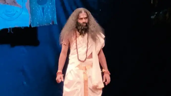 मंच पर गूंजा एकलव्य का दर्द: IKSVV में 'एक और द्रोणाचार्य' ने दर्शकों को झकझोरा, पूछा- प्रतिभा का हक कौन छीन रहा?