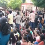 संगीत संकाय के छात्रों का फूटा गुस्सा, मुख्य द्वार पर धरना; ‘कुलपति हटाओ, विश्वविद्यालय बचाओ’ के लगे नारे