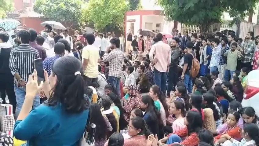 संगीत संकाय के छात्रों का फूटा गुस्सा, मुख्य द्वार पर धरना; ‘कुलपति हटाओ, विश्वविद्यालय बचाओ’ के लगे नारे