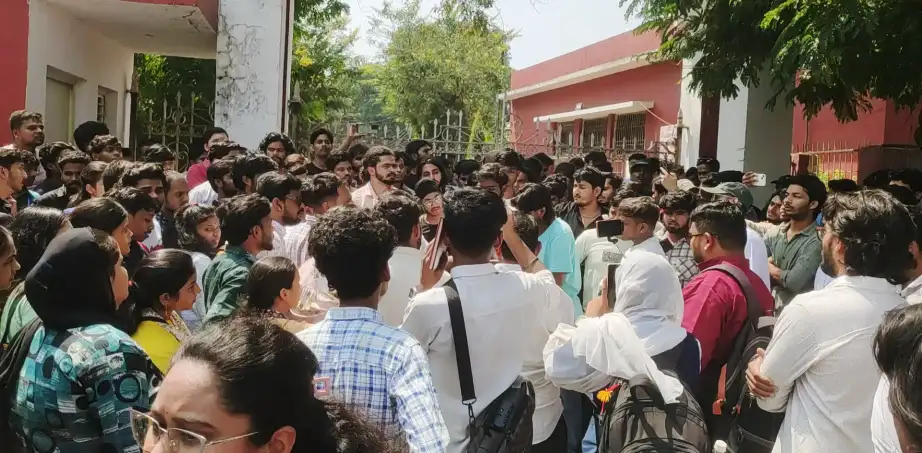 संगीत संकाय के छात्रों का फूटा गुस्सा, मुख्य द्वार पर धरना; ‘कुलपति हटाओ, विश्वविद्यालय बचाओ’ के लगे नारे