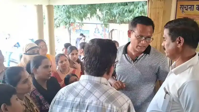 पानी की कमी, महिलाओं ने किया पालिका का घेराव, अध्यक्ष गिरिजा नदारद, सभापति अजय जैन ने कहा 24 घंटे में लगाएंगे नया पंप