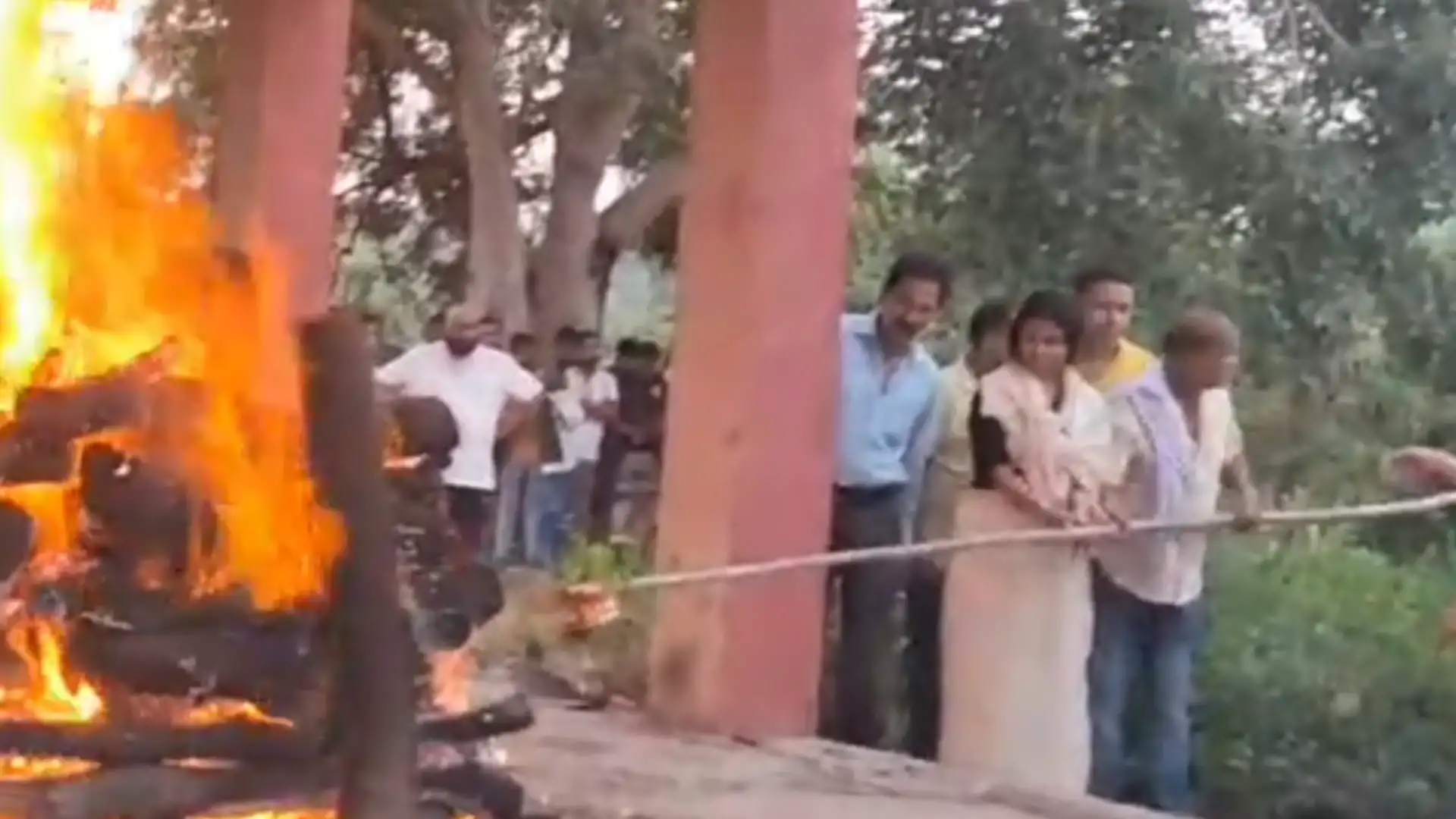 जब बेटी ने निभाया बेटे का फर्ज: पिता को मुखाग्नि देकर आराध्या ने लिख दी एक नई इबारत