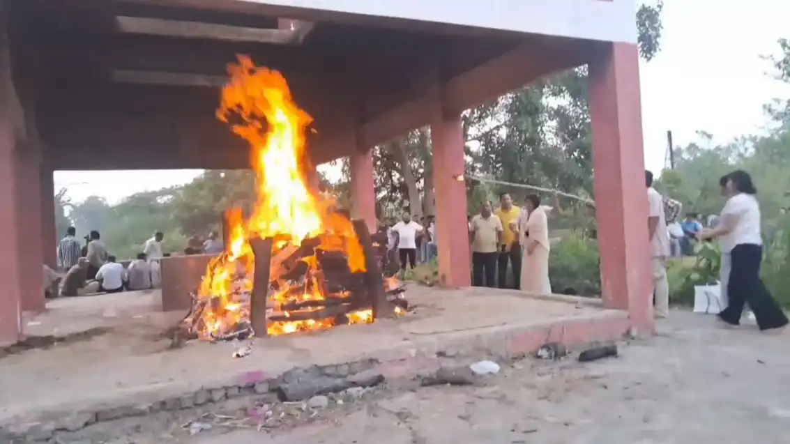 जब बेटी ने निभाया बेटे का फर्ज: पिता को मुखाग्नि देकर आराध्या ने लिख दी एक नई इबारत