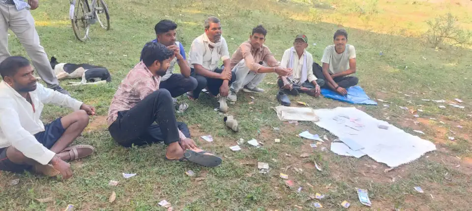 Police raid several gambling dens, seize cash पुलिस की कई जुआ फड़ो पर रेड, कार्रवाई कर नकद भी जप्त
