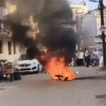 चलती इलेक्ट्रिक स्कूटी में लगी आग, चालक ने कूदकर बचाई जान...