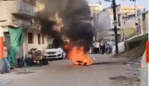 चलती इलेक्ट्रिक स्कूटी में लगी आग, चालक ने कूदकर बचाई जान...
