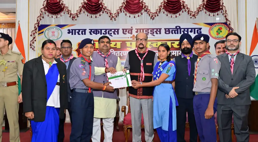 जिले के स्काउट गाइड रोवर राज्यपाल रमेन डेका से सम्मानित हुए । खैरागढ़-छुईखदान- गंडई जिले के 11 स्काउट्स,गाइड्स और रोवर्स सफल, 29 अक्टूबर को लोकभवन में हुआ राज्यपाल पुरस्कार अलंकरण सम्मान। भारत स्काउट्स गाइड्स छत्तीसगढ़ द्वारा आयोजित 2025 राज्य पुरस्कार जांच परीक्षा में सफल स्काउट्स गाइड्स और रोवर्स को लोकभवन में माननीय राज्यपाल श्री रमेन डेका महोदय के करकमलों से, माननीय स्कूल शिक्षा मंत्री श्री गजेन्द्र यादव जी के अध्यक्षता में, माननीय राज्य मुख्य आयुक्त श्री इंद्रजीत सिंह खालसा, शिक्षा सचिव डॉ. कमलप्रीत सिंह (IAS)और लोकभवन सचिव डॉ सी.आर. प्रसन्ना की गरिमामयी उपस्थिति में सम्मानित किया गया। माननीय राज्यपाल महोदय जी ने छत्तीसगढ़ के समस्त स्काउट्स गाइड्स से कहा कि हमको पर्यावरण सरंक्षण और जल संरक्षण करना चाहिए, जिसमें स्काउट्स गाइड्स के सहयोग से ही पूर्ण किया जा सकता है।स्काउट्स एवं गाइड्स पर्यावरण संरक्षण, जल संचयन और वनों की रक्षा के लिए महत्वपूर्ण भूमिका निभा सकते हैं। उन्होंने ‘एक पेड़ मां के नाम’ अभियान की सराहना करते हुए कहा कि इस तरह की पहल पर्यावरण संरक्षण की दिशा में प्रभावी साबित हो रही हैं। खैरागढ़ छुईखदान गंडई जिले से श्री धनुष सिंहा (जिला संगठन आयुक्त स्काउट) और श्रीमती सरस्वती बांते( जिला संगठन आयुक्त गाइड) के नेतृत्व में राज्यपाल स्काउट अमन कुमार साहू (सरस्वती शिशु मंदिर खैरागढ़), राज्यपाल गाइड कु. सोनाली जंघेल(शास. हाई स्कूल ढडार छुईखदान )और राज्यपाल रोवर अमित कुमार मंडावी (शास.उ.मा.विद्यालय टोलागाँव खैरागढ़)। जो जिले का प्रतिनिधित्व कर सम्मान प्राप्त किये। ये सम्मान हमारे नया जिला बनने के बाद प्रथम बार प्राप्त हुआ।जिससे जिले में स्काउट गाइड रोवर रेंजर को और आगे बढ़ने की प्रेरणा मिली। जिला खैरागढ़ छुईखदान गंडई के जिला मुख्य आयुक्त श्री भागवत शरण सिंह, जिला शिक्षा अधिकारी श्री उपेन्द्र कुमार देवांगन एवं पदाधिकारियों के दिशानिर्देश एवं मार्गदर्शन में जिले के स्काउटिंग गाइडिंग को बेहतर बनाने के कार्य किया जा रहा है। इस अवसर पर जिले के सभी पदाधिकारी एवं स्काउटर गाइडर ने सभी को सम्मान प्राप्त करने पर बधाई एवं शुभकामनाएं दिया।