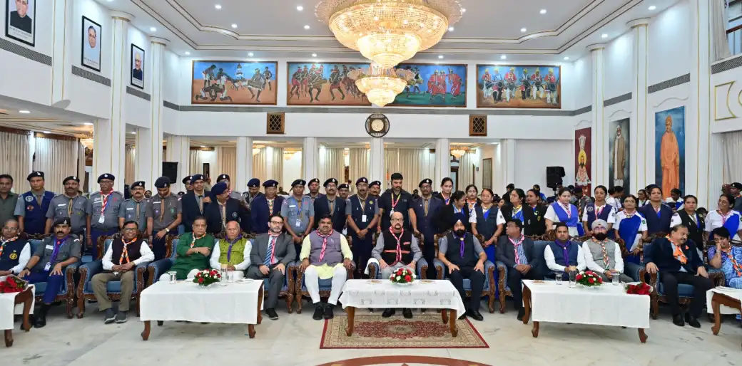 जिले के स्काउट गाइड रोवर राज्यपाल रमेन डेका से सम्मानित हुए । खैरागढ़-छुईखदान- गंडई जिले के 11 स्काउट्स,गाइड्स और रोवर्स सफल, 29 अक्टूबर को लोकभवन में हुआ राज्यपाल पुरस्कार अलंकरण सम्मान। भारत स्काउट्स गाइड्स छत्तीसगढ़ द्वारा आयोजित 2025 राज्य पुरस्कार जांच परीक्षा में सफल स्काउट्स गाइड्स और रोवर्स को लोकभवन में माननीय राज्यपाल श्री रमेन डेका महोदय के करकमलों से, माननीय स्कूल शिक्षा मंत्री श्री गजेन्द्र यादव जी के अध्यक्षता में, माननीय राज्य मुख्य आयुक्त श्री इंद्रजीत सिंह खालसा, शिक्षा सचिव डॉ. कमलप्रीत सिंह (IAS)और लोकभवन सचिव डॉ सी.आर. प्रसन्ना की गरिमामयी उपस्थिति में सम्मानित किया गया। माननीय राज्यपाल महोदय जी ने छत्तीसगढ़ के समस्त स्काउट्स गाइड्स से कहा कि हमको पर्यावरण सरंक्षण और जल संरक्षण करना चाहिए, जिसमें स्काउट्स गाइड्स के सहयोग से ही पूर्ण किया जा सकता है।स्काउट्स एवं गाइड्स पर्यावरण संरक्षण, जल संचयन और वनों की रक्षा के लिए महत्वपूर्ण भूमिका निभा सकते हैं। उन्होंने ‘एक पेड़ मां के नाम’ अभियान की सराहना करते हुए कहा कि इस तरह की पहल पर्यावरण संरक्षण की दिशा में प्रभावी साबित हो रही हैं। खैरागढ़ छुईखदान गंडई जिले से श्री धनुष सिंहा (जिला संगठन आयुक्त स्काउट) और श्रीमती सरस्वती बांते( जिला संगठन आयुक्त गाइड) के नेतृत्व में राज्यपाल स्काउट अमन कुमार साहू (सरस्वती शिशु मंदिर खैरागढ़), राज्यपाल गाइड कु. सोनाली जंघेल(शास. हाई स्कूल ढडार छुईखदान )और राज्यपाल रोवर अमित कुमार मंडावी (शास.उ.मा.विद्यालय टोलागाँव खैरागढ़)। जो जिले का प्रतिनिधित्व कर सम्मान प्राप्त किये। ये सम्मान हमारे नया जिला बनने के बाद प्रथम बार प्राप्त हुआ।जिससे जिले में स्काउट गाइड रोवर रेंजर को और आगे बढ़ने की प्रेरणा मिली। जिला खैरागढ़ छुईखदान गंडई के जिला मुख्य आयुक्त श्री भागवत शरण सिंह, जिला शिक्षा अधिकारी श्री उपेन्द्र कुमार देवांगन एवं पदाधिकारियों के दिशानिर्देश एवं मार्गदर्शन में जिले के स्काउटिंग गाइडिंग को बेहतर बनाने के कार्य किया जा रहा है। इस अवसर पर जिले के सभी पदाधिकारी एवं स्काउटर गाइडर ने सभी को सम्मान प्राप्त करने पर बधाई एवं शुभकामनाएं दिया।