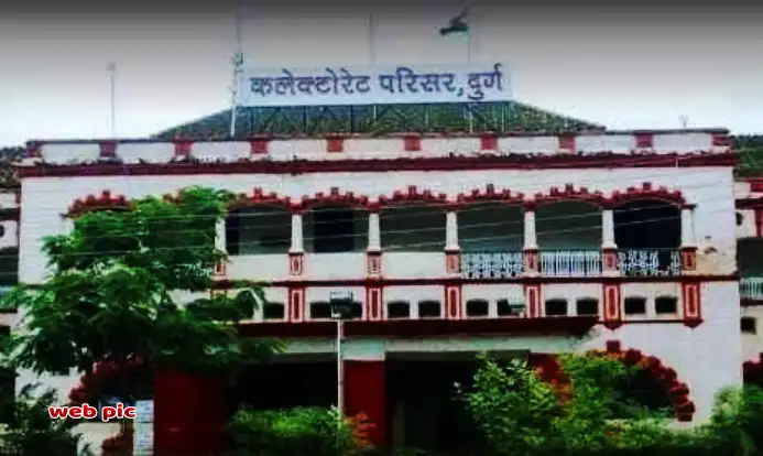 कलेक्ट्रेट के रिकार्ड रूम में कर्मचारियों ने रखे थे निजी कर्मचारी, शिकायत मिलते ही पहुंचे कलेक्टर, दिए जाँच के आदेश 